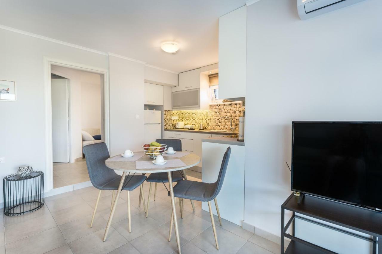 Villa Oasis Galatás Extérieur photo